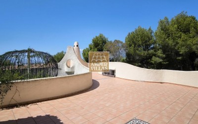 Fantastic villa with large plot, offering privacy and sea views.